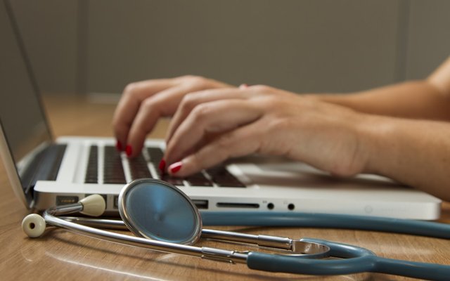 صحة العظام بعد سن اليأس: الوقاية من الهشاشة
